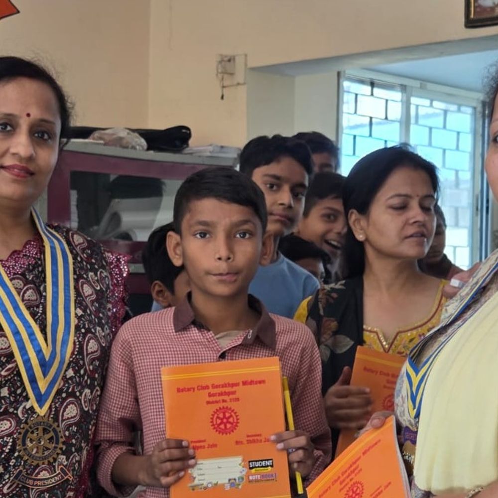 रोटरी क्लब मिडटाउन ने की मदद:स्टूडेंट्स को दिया जरूरत का सामान, पढ़ाई के लिए किया प्रेरित