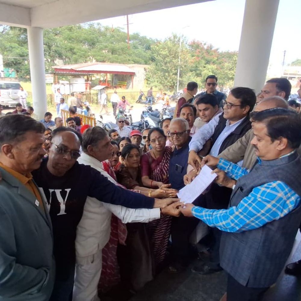 IAS संतोष वर्मा को बर्खास्त करने की मांग:रतलाम में सर्व ब्राह्मण समाज का प्रदर्शन; कालिका माता मंदिर से निकाली रैली