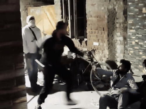 जालंधर के संतोषी-नगर दस ने युवक को पीटा CCTV:  आया सामने वाहनों में तोड़फोड़ की,गाड़ी पार्क करने को लेकर हुआ विवाद,पुलिस को सुचना दी – Jalandhar News