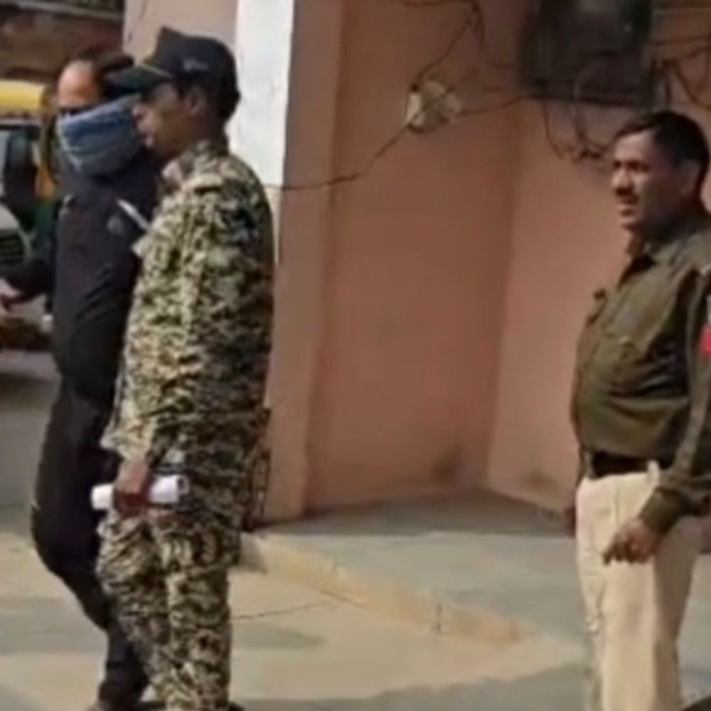 मुरैना में हत्या के प्रयास का इनामी बदमाश गिरफ्तार:5 महीने से था फरार, हाईवे से पकड़ाया; कट्टा-कारतूस बरामद, पुरानी रंजिश में मारी थी गोली