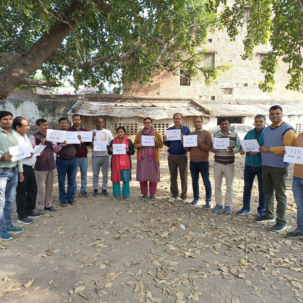 हरदोई में ओल्ड पेंशन बहाली आंदोलन तेज:एफआईआर के विरोध में शिक्षकों ने जलाए पोस्टर