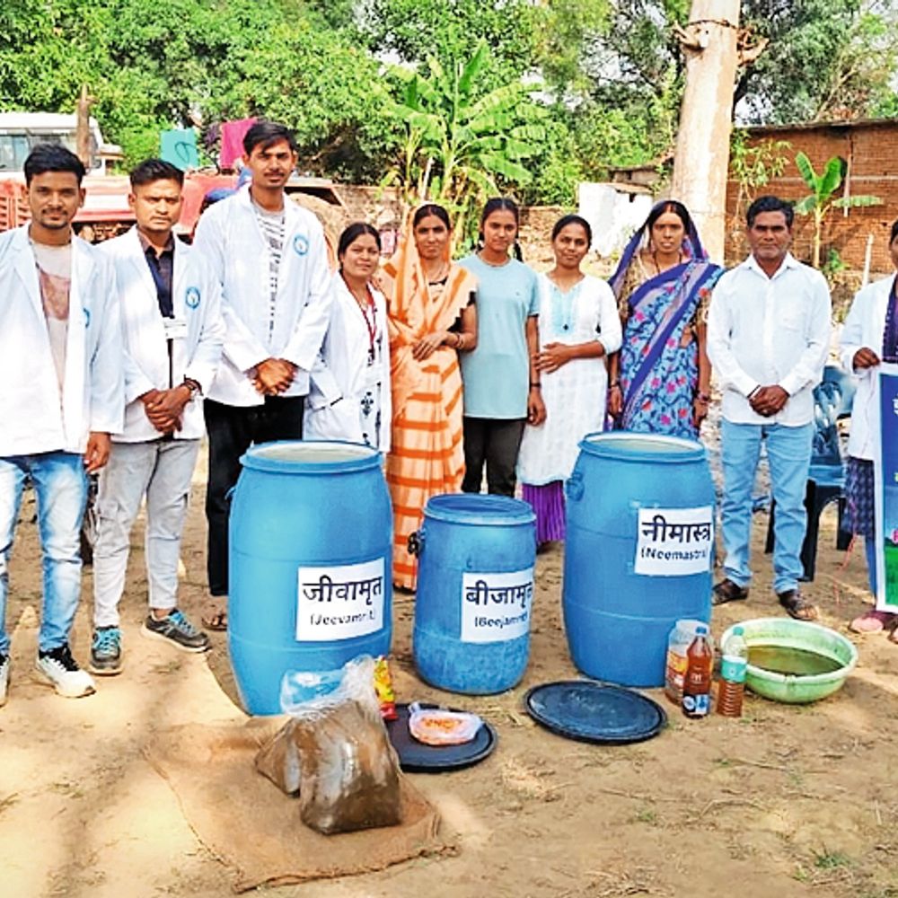 कृषि के छात्रों ने नीमास्त्र, जीवामृत और बीजामृत का किया प्रदर्शन, लाभ बताए