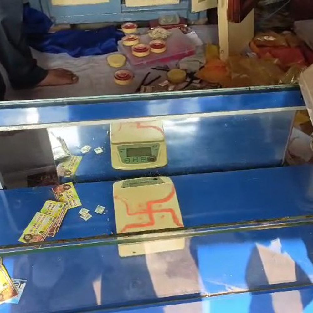 ज्वेलर्स दुकान से 5 किलो चांदी, 80 ग्राम सोना चोरी:  दुर्गा ज्वेलर्स एंड बर्तन दुकान में लाखों की संपत्ति गायब, 15 लाख रुपए का नुकसान – Giridih News