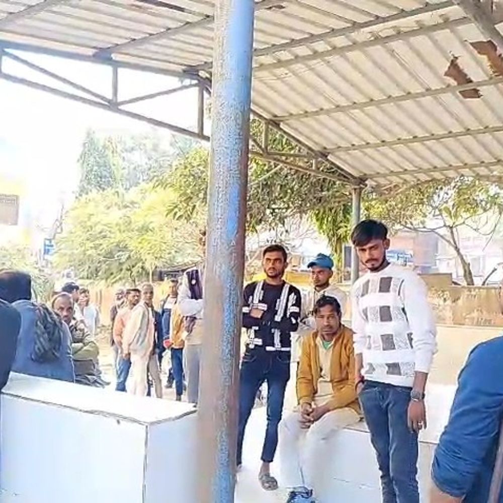 उन्नाव में युवक ने की आत्महत्या:परिजन शादी में गए थे, लौटने पर फंदे से लटका मिला शव