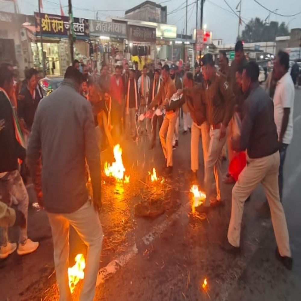 नेशनल हेराल्ड मामला, सूरजपुर में कांग्रेस का प्रदर्शन:गांधी परिवार को निशाना बनाने का विरोध; सरकार के खिलाफ नारेबाजी की