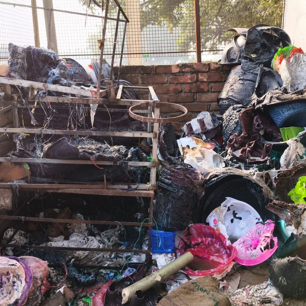 किशनगंज में शॉर्ट सर्किट से लगी आग:  फेरी वाले का लाखों का सामान जलकर राख, मुआवजे की मांग – Kishanganj (Bihar) News