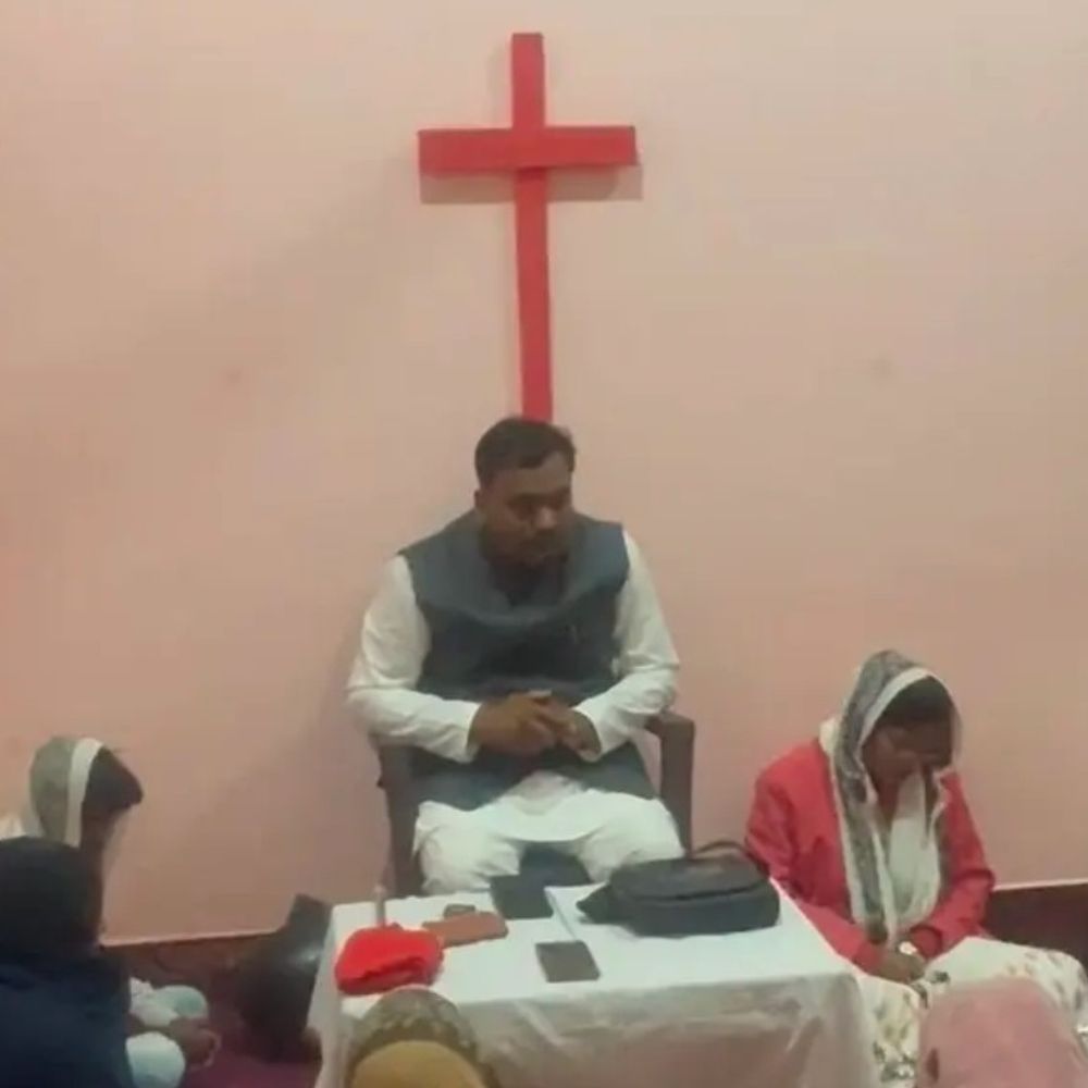 सोनभद्र में धर्म परिवर्तन कराने का आरोप:चंगाई सभा में शामिल पास्टर और पत्नी समेत 2 पर FIR