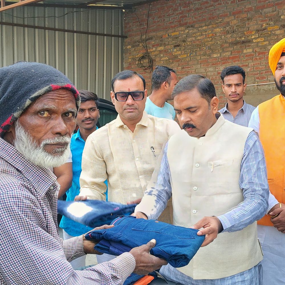 चंदौली में 50 रिक्शा चालकों को मिले नए कपड़े:परिवर्तन सेवा समिति ने ठंड से बचाव के लिए किया वितरण