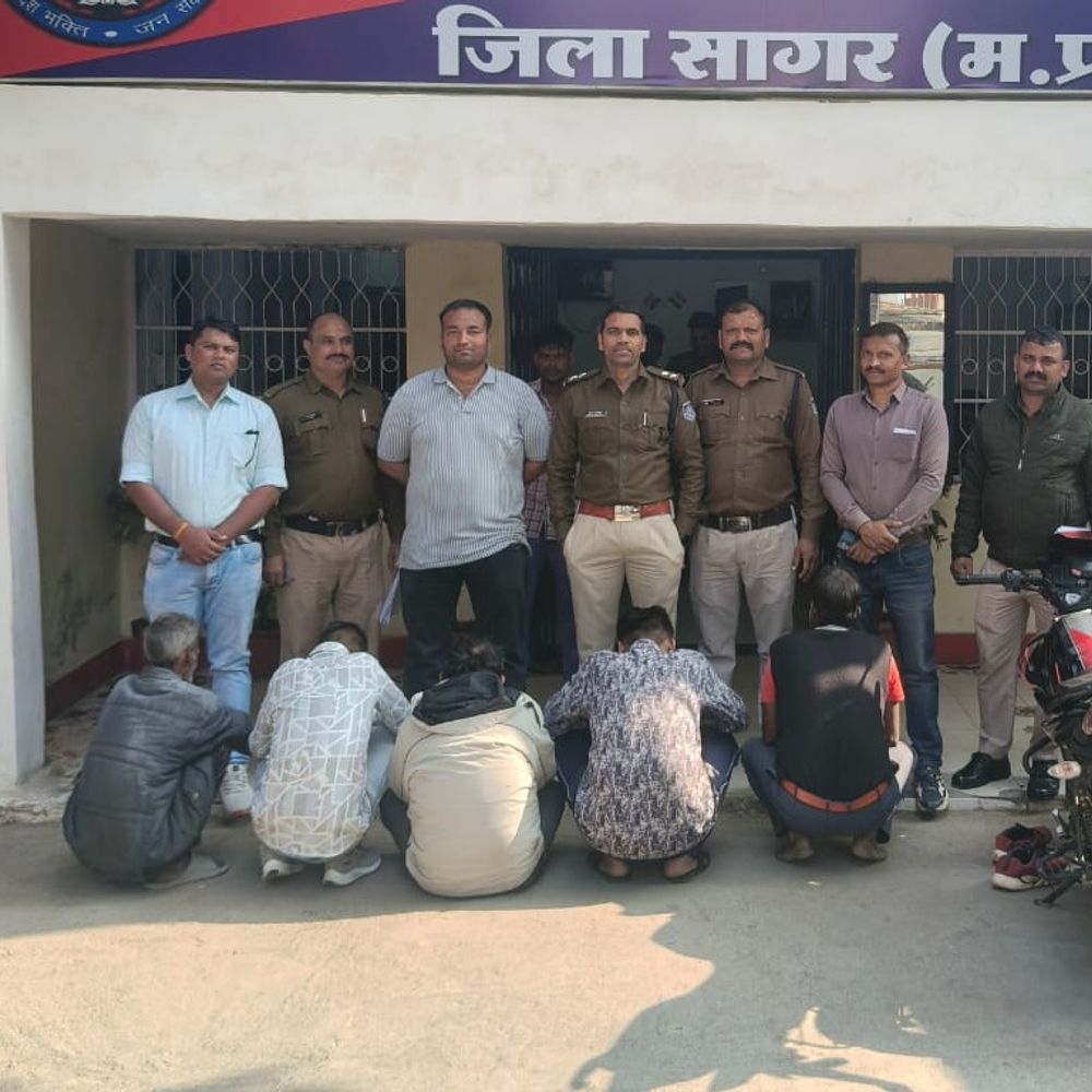 सागर में सट्टा खिलाते 5 सटोरिये गिरफ्तार:कैंट क्षेत्र में दबिश देकर 5 को पकड़ा, नकद और बुकिंग पर्चियां जब्त की