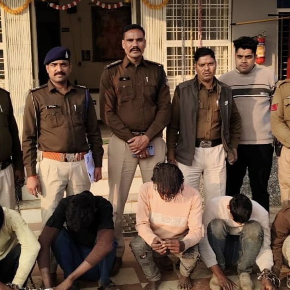 ऑटो में बैठकर डकैती की योजना बना रहे थे बदमाश:5 युवक हथियारों के साथ गिरफ्तार; जंगल से 2 बाइक चोर भी पकड़ाए