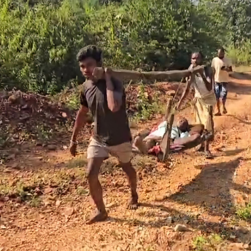 सड़क नहीं होने से उठानी पड़ रही परेशानी