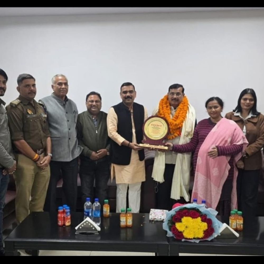 नवोदय डिप्टी कमिश्नर बी.के. सिन्हा को विदाई:लखनऊ में समारोह, पूर्व छात्र-शिक्षक हुए शामिल