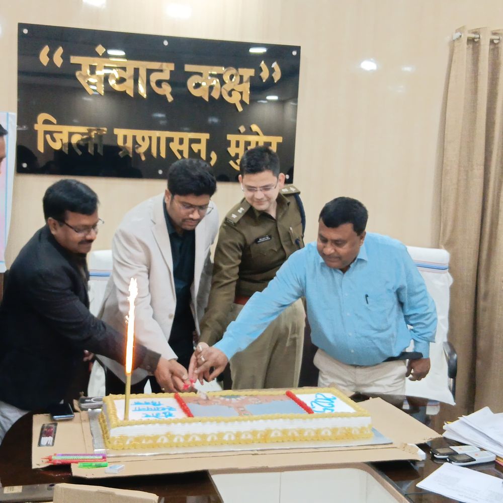 मुंगेर जिला स्थापना दिवस समारोह प्रभात फेरी से शुरू:डीएम-एसपी हुए शामिल, राजेंद्र चौक पर माल्यार्पण कर कार्यक्रम का किया शुभारंभ