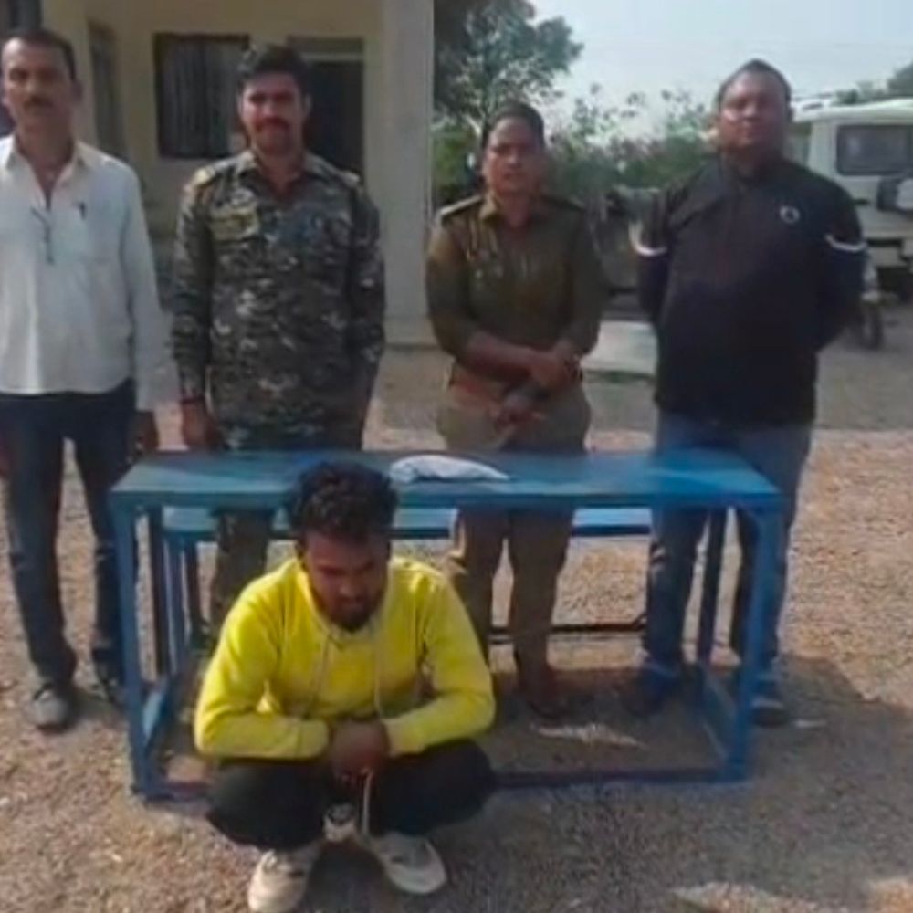 छतरपुर में अवैध हथियार समेत युवक गिरफ्तार:315 बोर का देशी कट्टा और एक जिंदा कारतूस बरामद, सोशल मीडिया पर डाला था वीडियो