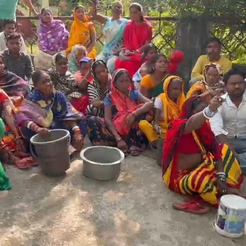 गिरिडीह नगर निगम में पेयजल संकट पर प्रदर्शन:  वार्ड 20 और 28 के निवासियों ने खाली बर्तनों के साथ जताया विरोध – Giridih News