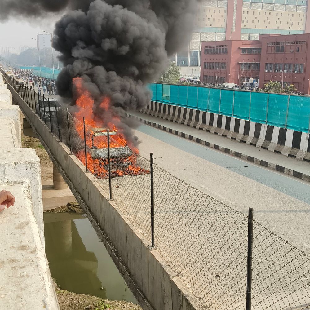 पटना में PMCH के पास कार में लगी आग:30 फीट ऊपर तक उठा काला धुआं, 3KM लंबा जाम, फायर ब्रिगेड की टीम मौके पर पहुंची