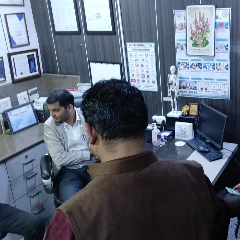 मेरठ में बीएलओ ने खाया जहरीला पदार्थ:आईसीयू में भर्ती, यूनियन का हंगामा; अधिकारी पहुंचे अस्पताल