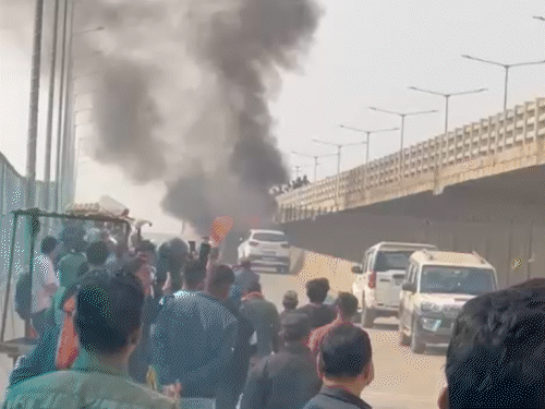 पूरी कार जल गई, बाल-बाल बचा PMCH का डॉक्टर:गाड़ी स्टार्ट करते ही डीजल की बदबू आई, जैसे ही उतरा, लपटों को घिर गई कार