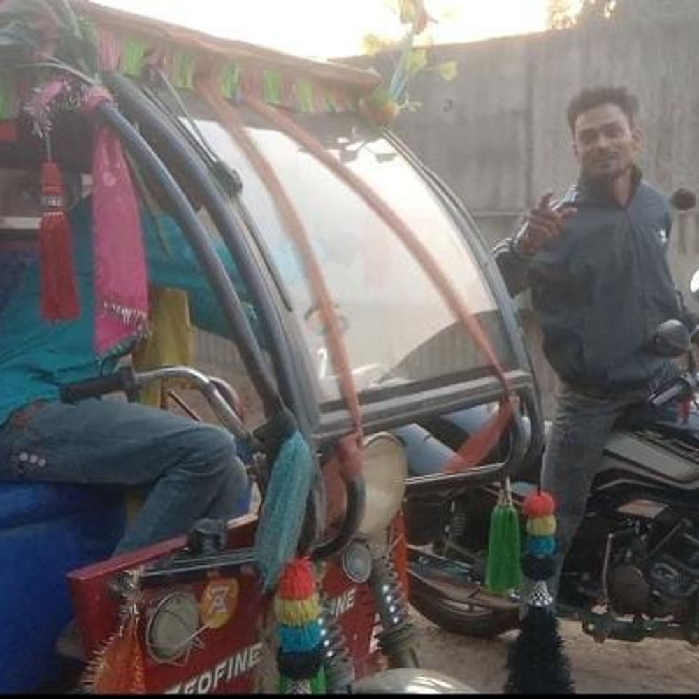 अगुवानी–परबत्ता मार्ग पर ई-रिक्शा चालकों की मनमानी:स्थानीय यात्रियों से 40 और अनजान से 80 रुपए किराया वसूल रहे