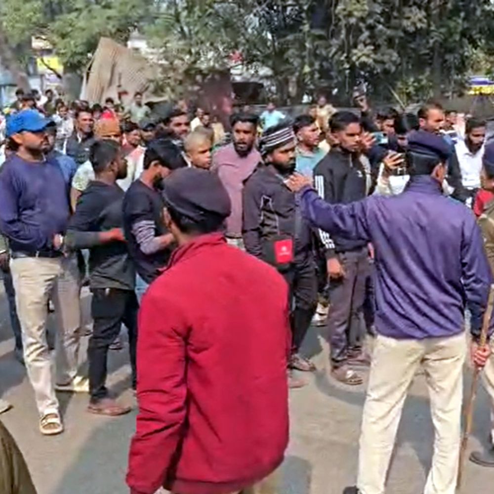 बोकारो सेक्टर-4 में अतिक्रमण हटाओ अभियान का विरोध:  दूसरे दिन लोग सड़क पर उतरे, BSL के खिलाफ किया प्रदर्शन – Bokaro News