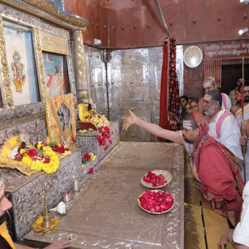 श्रीकृष्ण-जन्मभूमि के शंकराचार्य ने किये दर्शन:यमुना जी की आरती की ,भक्तों को वितरित किया प्रसाद