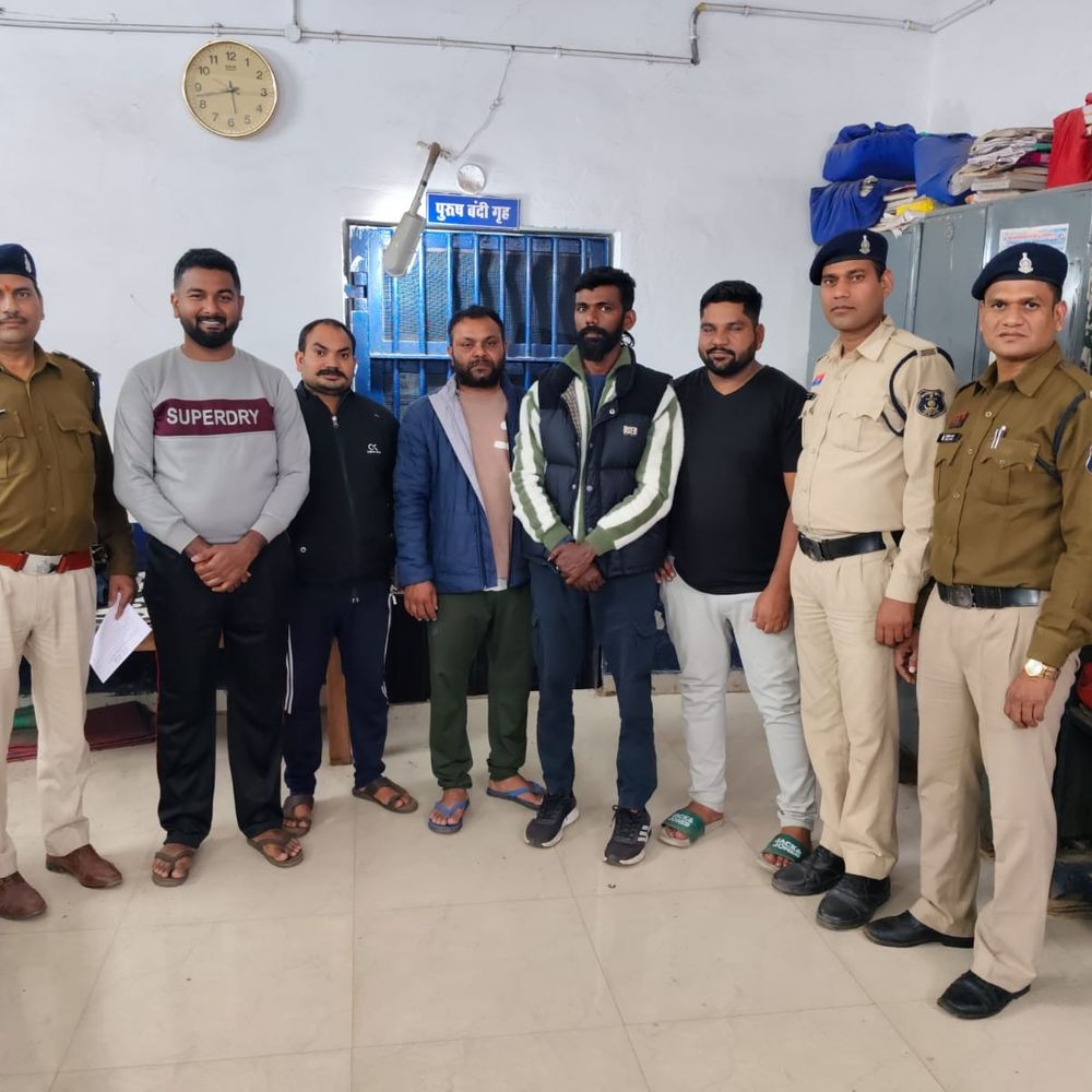 जमीन कारोबारियों के प्रदर्शन पर पुलिस की सख्त कार्रवाई:लाठीचार्ज के बाद व्यापारियों पर गंभीर धाराओं में केस, पांच गिरफ्तार; मुख्य आरोपी की तलाश जारी