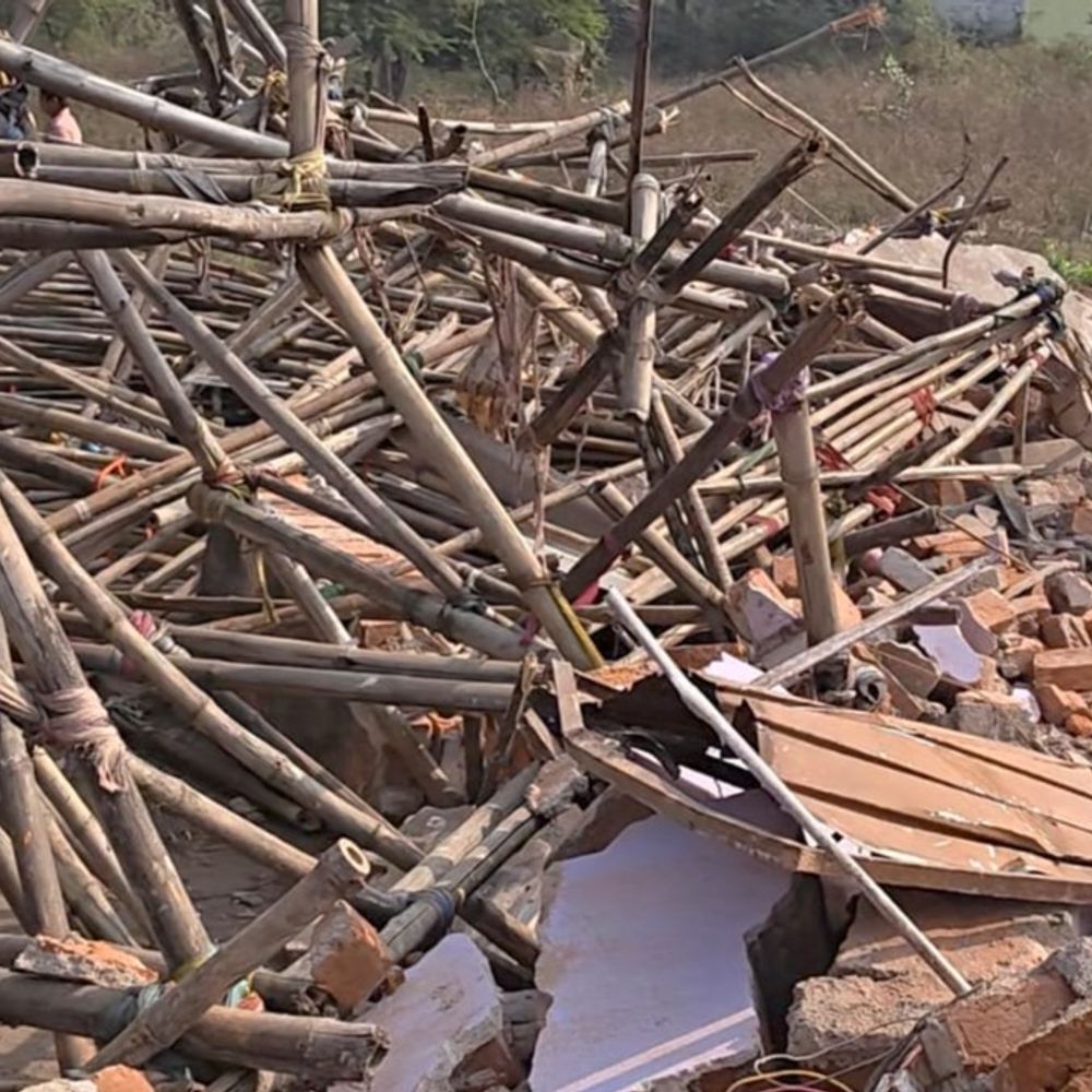 गोलीकांड के आरोपी के अवैध कब्जे पर चला बुलडोजर:तीन थानों की फोर्स की तैनाती के बीच करण साव के अवैध कब्जे को तोड़ा