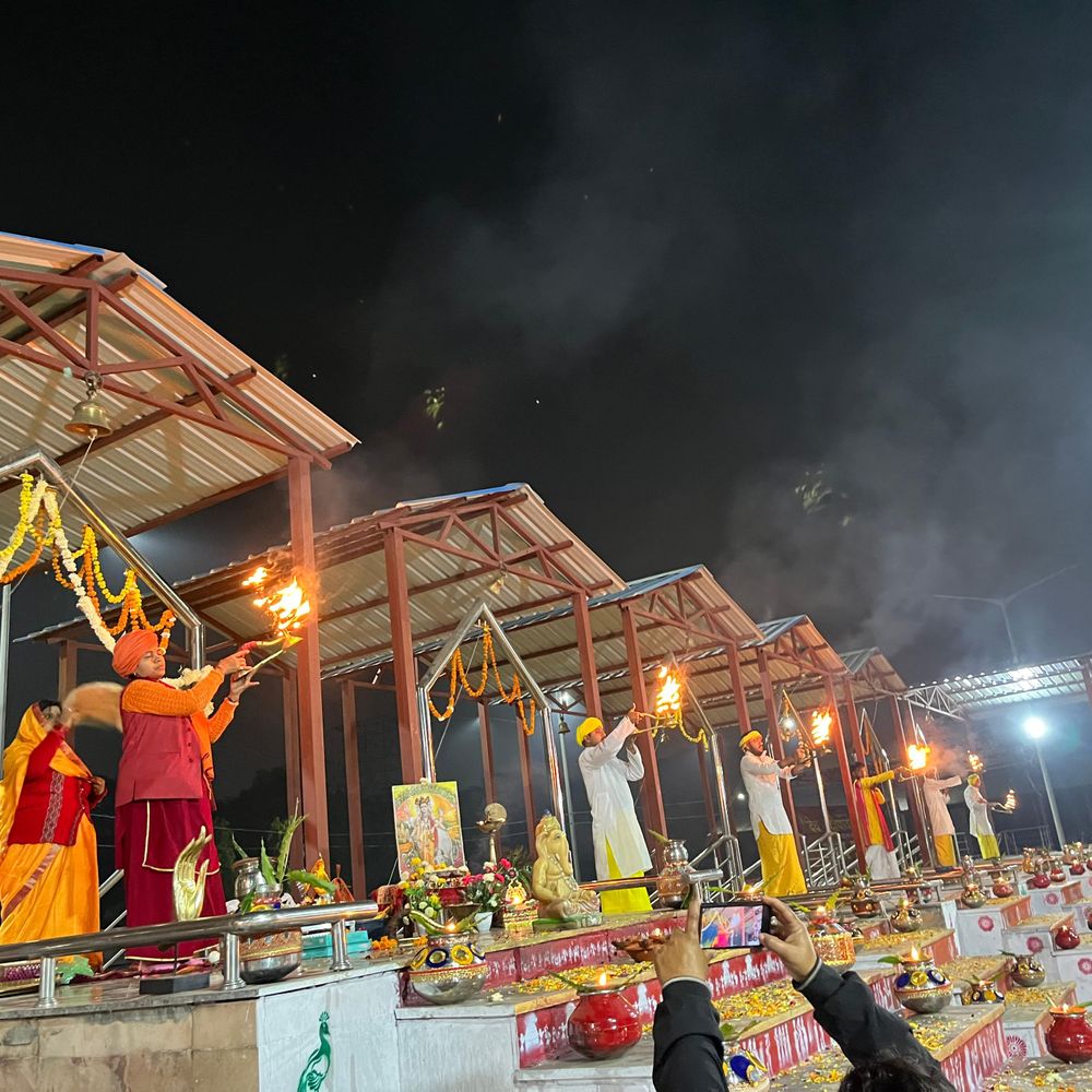 डालीगंज उपवन घाट पर गोमती महाआरती संपन्न:महंत देव्यागिरी के नेतृत्व में 11 वेदियों से हुई आरती