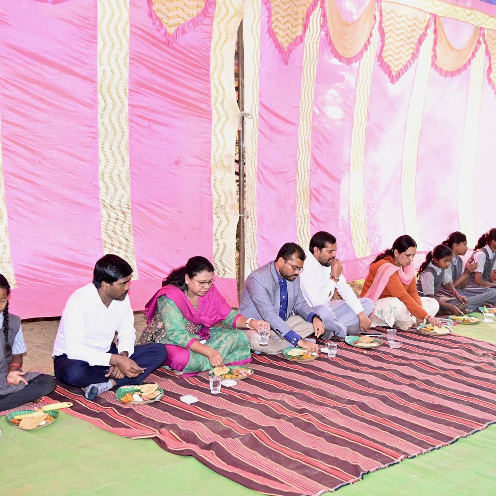 गौरेला के डांड़जमड़ी मिडिल स्कूल में नेवता भोज:कलेक्टर, जिला अधिकारी और बच्चे हुए शामिल; जिले में नए अधिवक्ता कक्ष का उद्घाटन