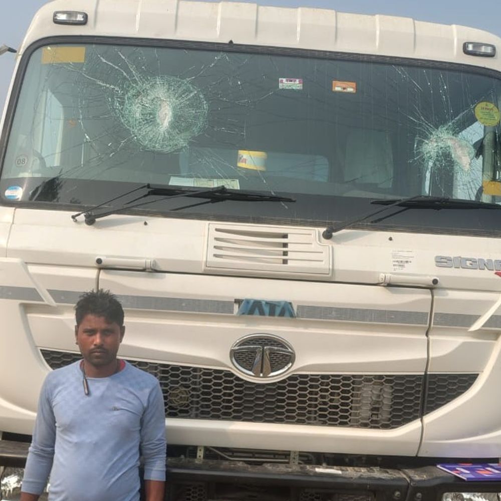 बांदा में ट्रक चालक पर हमला, 40 हजार लूटे:बदमाशों ने गोली चलाई, ट्रक क्षतिग्रस्त किया