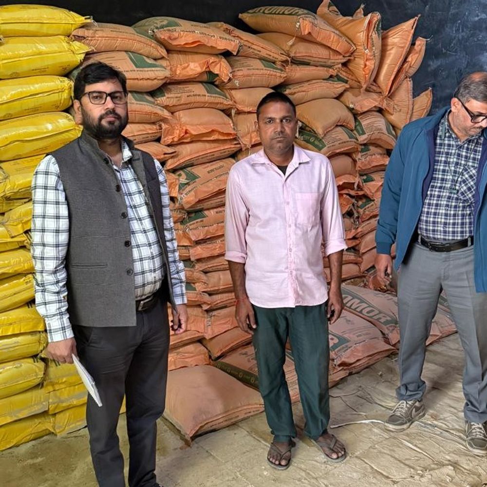 संतकबीरनगर में 13 खाद और बीज दुकानों पर छापेमारी:9 नमूने लिए गए, 2 दुकानदारों के खिलाफ नोटिस जारी