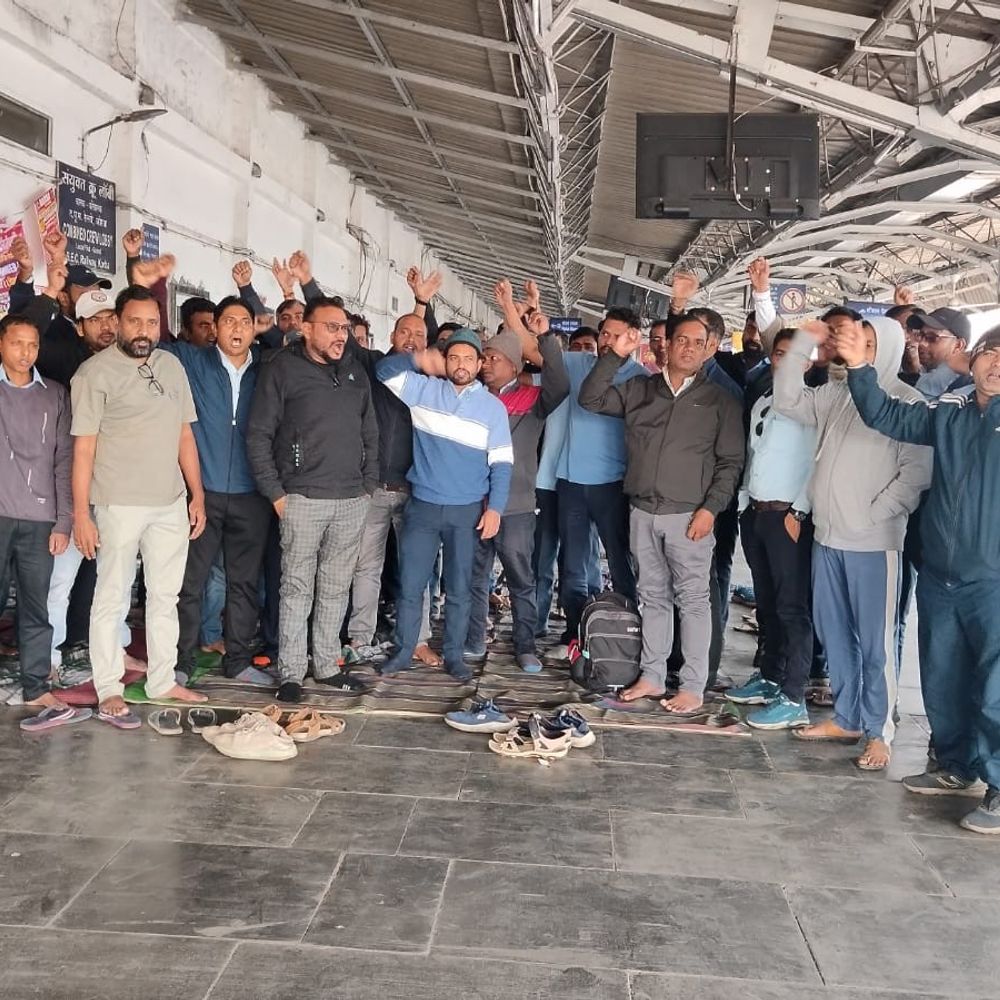 48 घंटे भूख हड़ताल के बाद काम पर लौटे लोको-पायलट:भत्ता बढ़ाने, हफ्ते में 2 दिन छुट्टी, स्टाफ की भर्ती समेत कई मांग