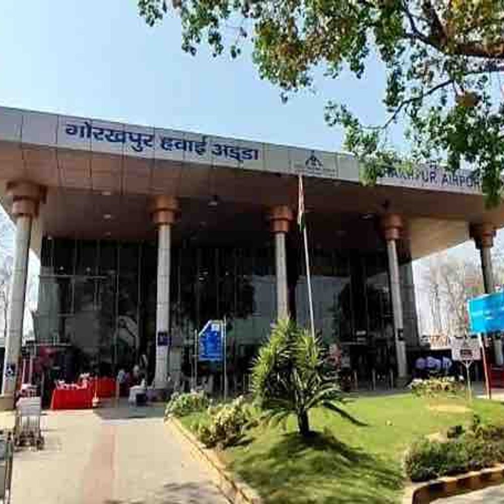 गोरखपुर एयरपोर्ट पर घंटों लेट रही फ्लाइट्स:मुंबई की फ्लाइट हुई कैंसिल, पूरे दिन टर्मिनल पर रही यात्रियों की भीड़