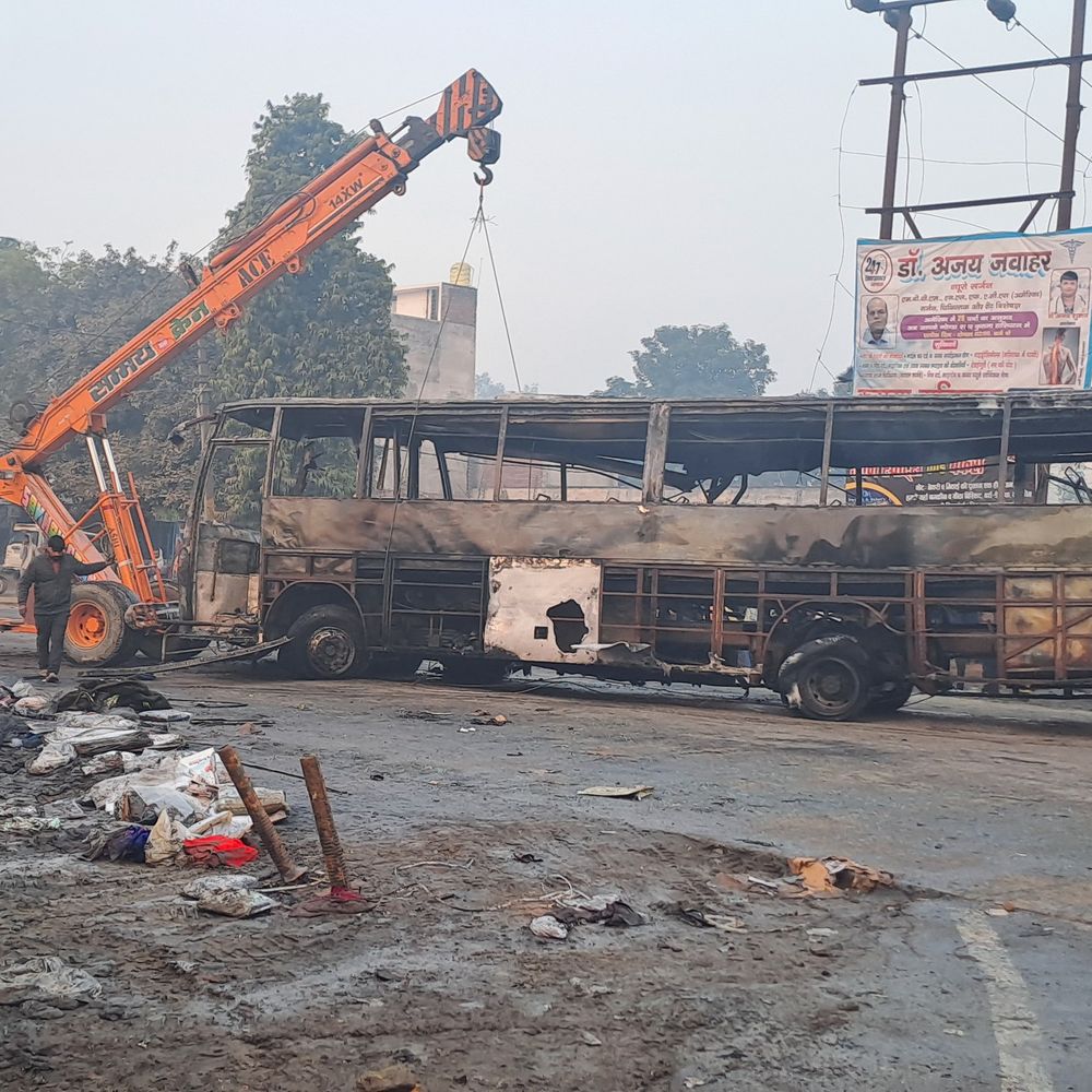 बलरामपुर में बस-कंटेनर टक्कर, तीन की मौत:दो शवों की पहचान अधूरी, चालक पर केस दर्ज