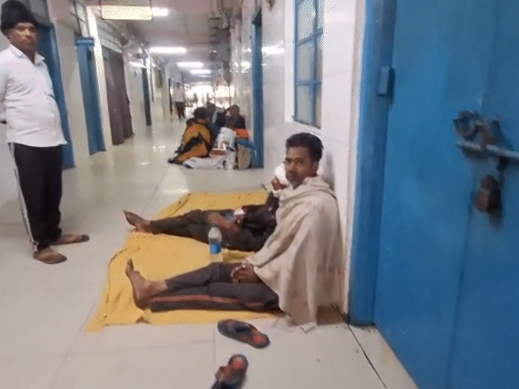 भागलपुर में ट्रक ने बाइक में मारी टक्कर:युवक मुंह के बल सड़क पर गिरा, हालत नाजुक; परिजन बोले- अस्पताल में बेड तक नहीं मिला