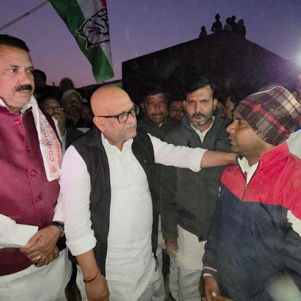 कांग्रेस प्रदेश अध्यक्ष मृतक BLO के घर पहुंचे:संभल में अजय राय बोले- चुनाव आयोग और बीजेपी ने हत्यारे, SIR के नाम पर अत्याचार
