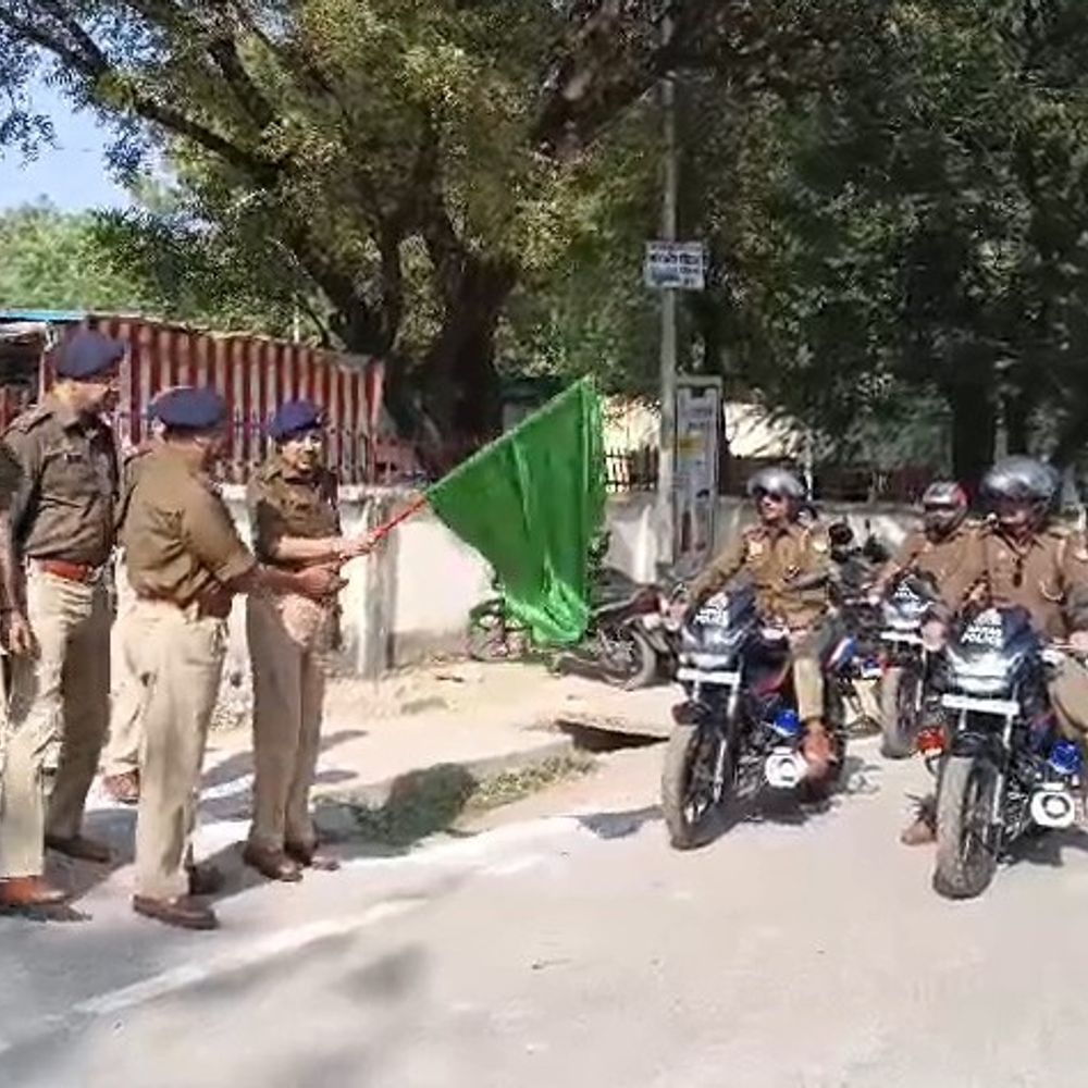 उन्नाव में सड़क सुरक्षा के लिए नई टीमें गठित:SP ने बाइक रैली को हरी झंडी दिखाई, 14 टीमें मैदान में उतरी