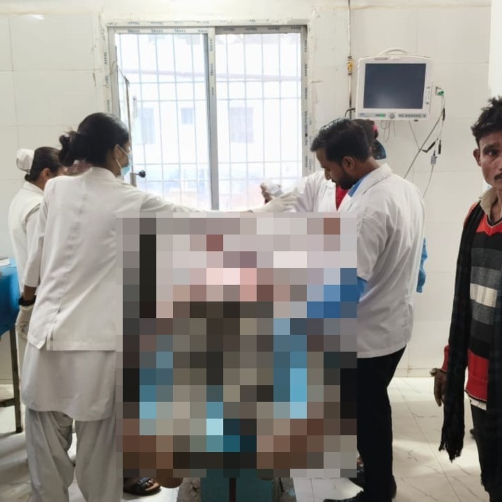 खगड़िया में ट्रेन पर चढ़े युवक को लगा करंट:25,000 वोल्ट का लगा झटका, गंभीर रूप से झुलसा; भागलपुर रेफर