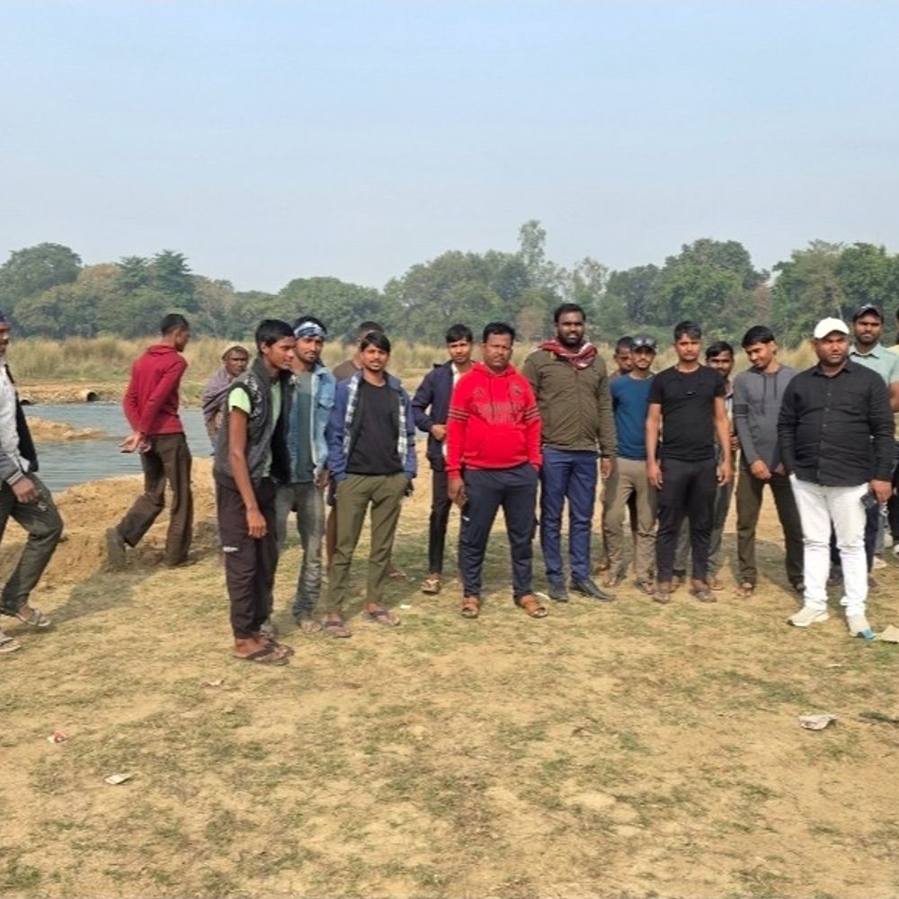 औरंगाबाद में पुल निर्माण में गड़बड़ी को लेकर हंगामा:गांव के लोग बोले- घटिया मटेरियल का यूज हो रहा; ठेकेदार ने कहा- पुल बनना शुरू ही नहीं हुआ