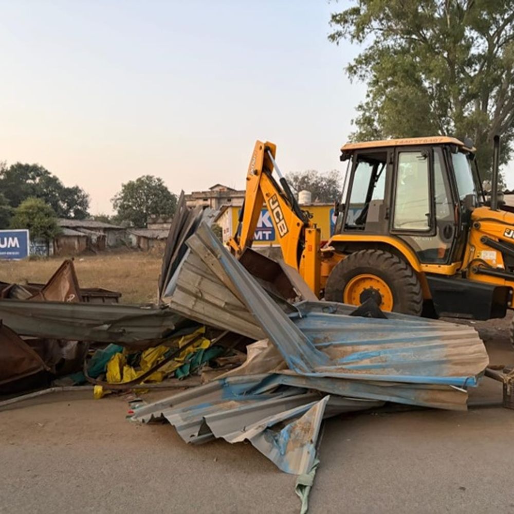 सीतापुर विवाद में 6 आरोपी गिरफ्तार, ढहाया गया अवैध कब्जा:अतिक्रमण पर आरोपी के घर चस्पा किया नोटिस,एसपी ने थाना प्रभारी को किया लाइन अटैच