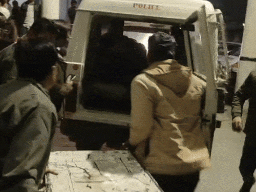 ट्रक ने कार को मारी टक्कर, 5 की मौत:2 घायल, सभी एक परिवार के सदस्य; गाड़ी का गेट तोड़कर निकालने पड़े शव