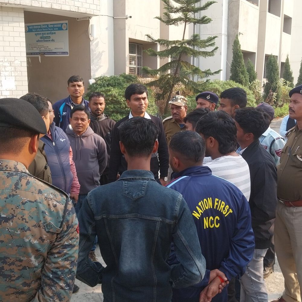 अररिया में पॉलिटेक्निक स्टूडेंट को पिकअप ने मारी टक्कर, घायल:आक्रोशित छात्रों ने 2 घंटे सड़क जाम की, रोड क्रॉस करते समय एक्सीडेंट