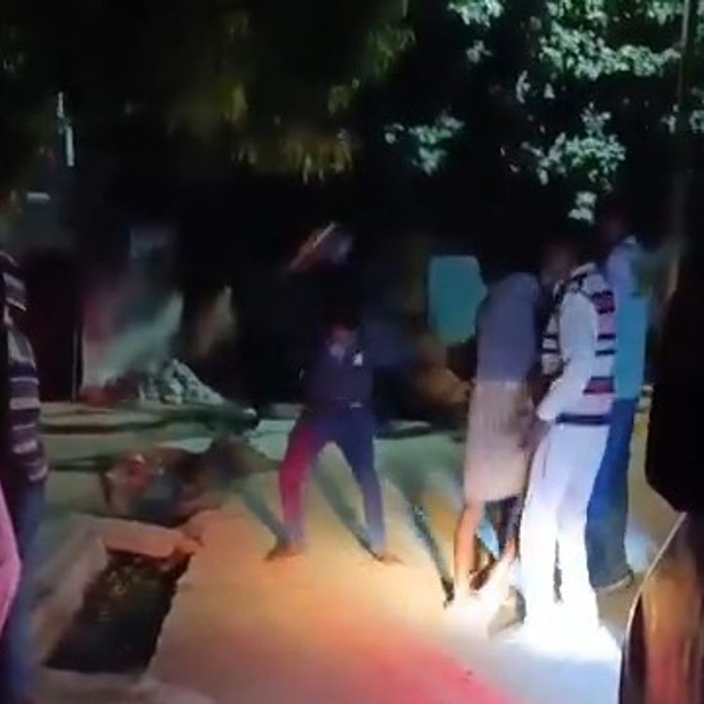 युवक से मारपीट, मोबाइल छीना:बलरामपुर चौकी क्षेत्र में जान से मारने की धमकी भी मिली