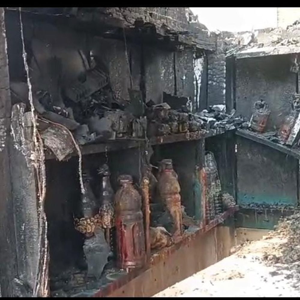 किराना की दुकान में पेट्रोल छिड़क लगाई आग:मुजफ्फरपुर में शॉप का सारा सामान जलकर राख, मैजिक गाड़ी से आए थे दो लोग