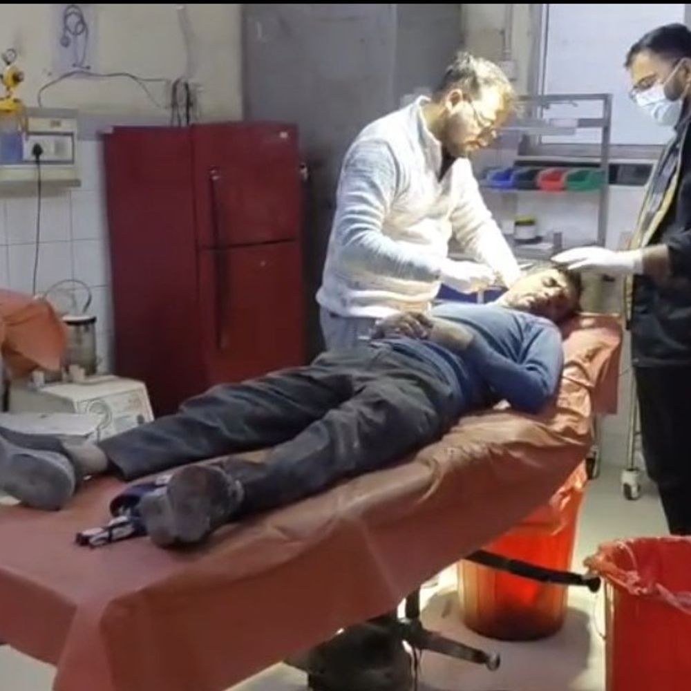 एटा में जर्जर मकान का छज्जा गिरा, मजदूर घायल:ईदगाह के पास हादसा, मेडिकल कॉलेज में उपचार जारी