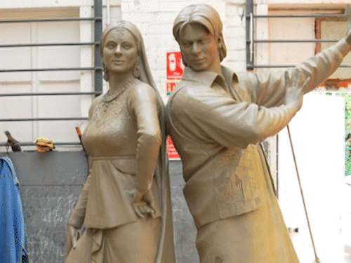 लंदन में लगा 'DDLJ' के 'राज-सिमरन' का स्टैच्यू:फिल्म को मिला 'हैरी पॉटर' जैसे ग्लोबल आइकॉन के बीच स्थान; शाहरुख बोले-यह गर्व का पल है