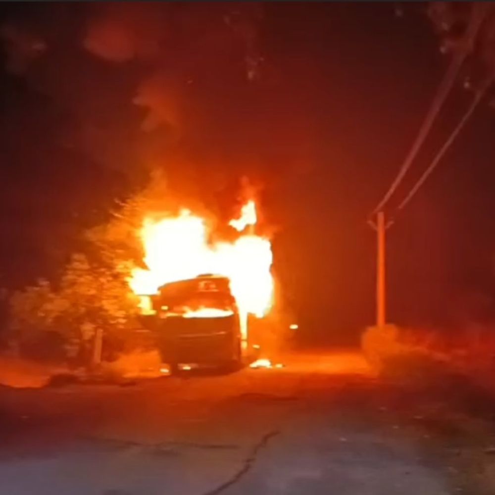 जालौन में बरात की बस जलकर खाक:शॉर्ट सर्किट से लगी आग, बड़ा हादसा टला