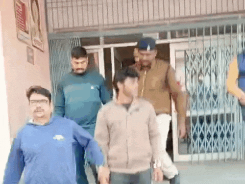 STF ने पकड़ा 30 हजार का इनामी हिस्ट्रीशीटर:  पुलिस से बचने को दूसरे व्यक्ति की हत्या कर शव जलाया, आराम से रह रहा था – Agra News
