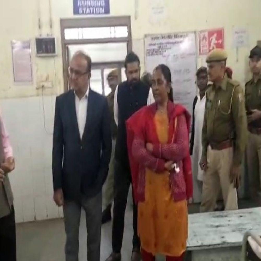 संभागीय आयुक्त से मरीज बोले-सोनोग्राफी की 15 दिनों तक वेटिंग:सआदल हॉस्पिटल में हाल खराब, दवाइयों की 2 विंडो भी बंद हुई