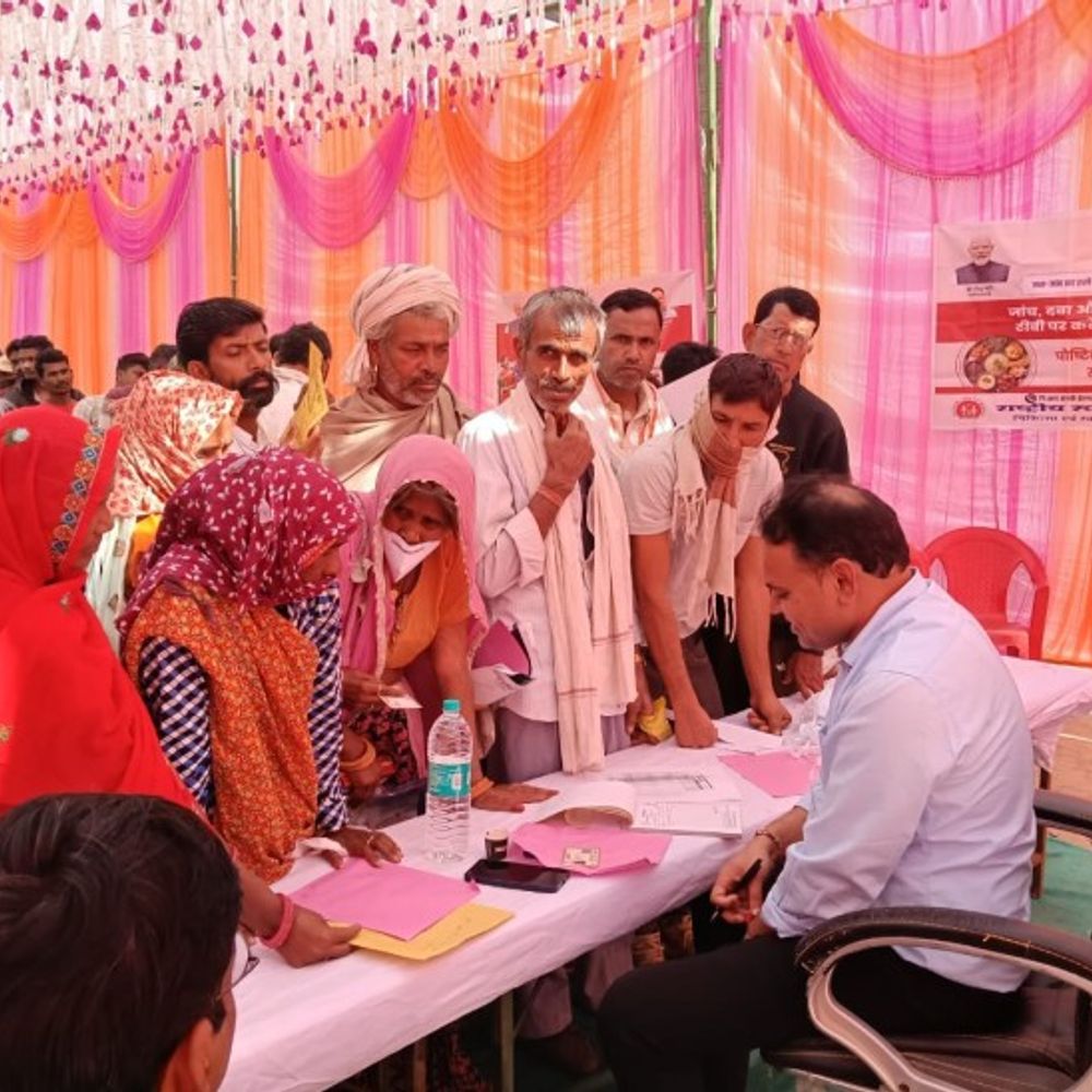 दौसा में सिलिकोसिस बचाव कैंप, 150 स्टोन-श्रमिकों की जांच हुई:कार्ड के लिए 35 जिला हॉस्पिटल बोर्ड रेफर किए, सिक्योरिटी किट भी बांटी